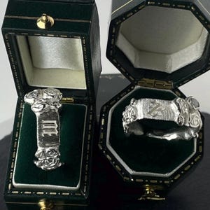 Anillo de plata de ley con inicial tallada a mano, letra personalizada y circonita de color. Anillos de pareja con caja de regalo de terciopelo azul marino.