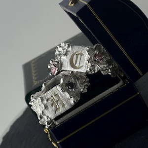 Anillo de plata de ley con inicial de Sakura tallada a mano / Fuente gótica personalizada + 9 colores de circonita / Anillos de pareja con caja de regalo de terciopelo Spring Limited