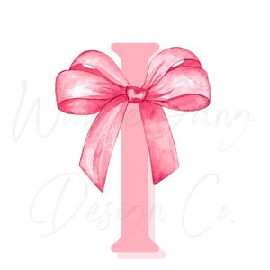 Op de afbeelding: Waterverfillustratie van de letter "I" in een zachte roze tint, versierd met een grote, bijpassende roze strik. Het ontwerp heeft een delicate, handgeschilderde esthetiek, perfect voor kinderkamerdecoratie of gepersonaliseerde cadeaus.