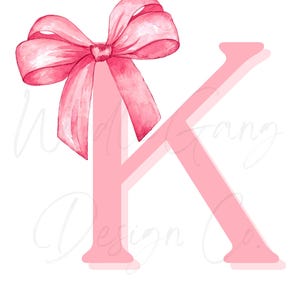 Pode incluir: Uma ilustração em aquarela da letra "K" em rosa claro, adornada com um laço rosa vibrante no topo. O laço é detalhado com sombreamento, adicionando profundidade ao design. O fundo é branco.