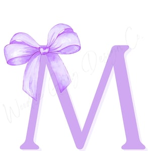 Peut inclure: Illustration à l'aquarelle de la lettre "M" dans une teinte lavande douce, ornée d'un nœud assorti en haut. Le nœud est détaillé avec des ombres, ajoutant de la profondeur au design. Le fond est blanc uni.