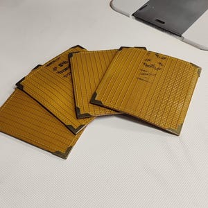 Porta-copos para mangueiras de bombeiros reciclados a partir de mangueiras usadas em operação. Pacote com 4 unidades, nas cores vermelha ou amarela.