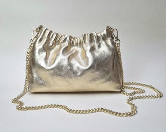 Bolso de mano de piel italiana color oro metalizado: Bolso bandolera para bodas y eventos nocturnos.