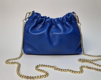 ダークコバルトブルーのスモールレザーバッグ。本革のショルダーバッグ
