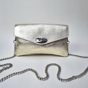 Borsa a tracolla in pelle color oro metallizzato: tracolla in pelle italiana, catena staccabile