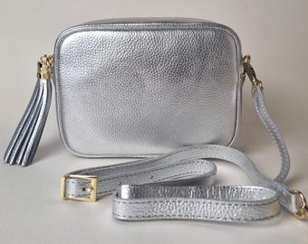 Bolso bandolera de piel auténtica color plata metalizado para fiestas y eventos, con correa larga.
