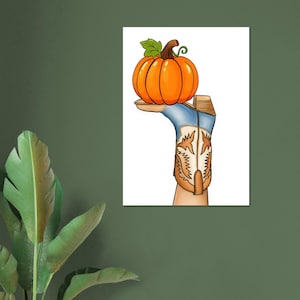 Puede incluir: Una ilustración digital que muestra una calabaza de color naranja brillante con una hoja verde sobre una bota vaquera de cuero azul claro y beige. La bota presenta detalles de costuras intrincados y una silueta clásica sobre fondo blanco.
