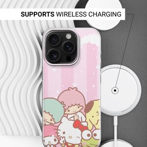 Puede incluir: Funda transparente para tel&eacute;fono con un dise&ntilde;o de rayas rosas y personajes de dibujos animados. La funda admite carga inal&aacute;mbrica. El texto dice "SUPPORTS WIRELESS CHARGING" y "SIDES ARE NOT PRINTED".