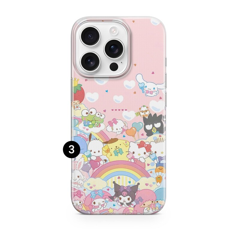 Puede incluir: Funda de tel&eacute;fono rosa con borde transparente, decorada con personajes de dibujos animados, corazones y un arco&iacute;ris. El dise&ntilde;o incluye una fresa, una rana y un gato, todos en una disposici&oacute;n colorida.