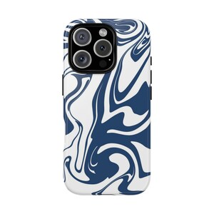 Puede incluir: Funda para smartphone con un diseño de remolino en azul marino y blanco. La funda tiene un acabado brillante y un recorte para la cámara con múltiples lentes. El diseño se asemeja a un efecto de mármol, ofreciendo un accesorio elegante y protector.