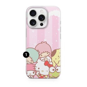 Puede incluir: Funda de tel&eacute;fono rosa con personajes de dibujos animados. La funda tiene un fondo rosa a rayas con nubes y corazones blancos. Los personajes incluyen a Hello Kitty, Keroppi y otros.