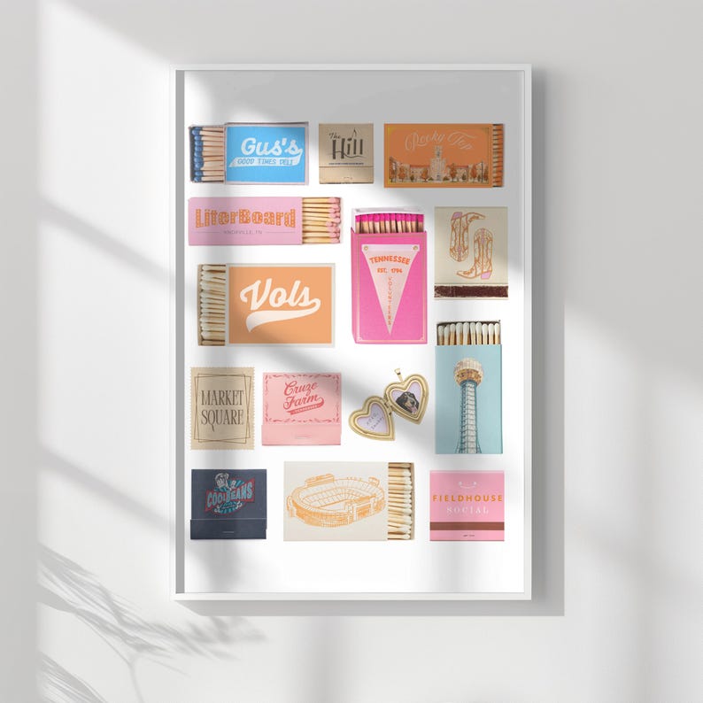 Puede incluir: Un collage de etiquetas de cajas de cerillas con varios dise&ntilde;os y textos, incluyendo "Gus's Good Times Cafe", "The Hill", "Market Square", "Cruise Farm", "Vols", "Tennessee", "Fieldhouse Knoxville", y "Go Vols".