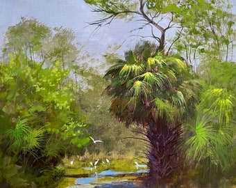 Op de afbeelding: Een schilderij van een weelderig groen landschap met een hoge palmboom op de voorgrond. De palmboom heeft een dikke stam en lange, groene bladeren. Op de achtergrond is een klein waterlichaam te zien, en een paar witte vogels vliegen erboven.
