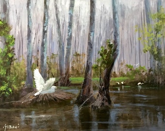 Puede incluir: Una garceta blanca despega de un nido en un bosque pantanoso. Las alas de la garceta están extendidas y sus plumas blancas son visibles contra el follaje verde. El agua es turbia y refleja los árboles y el cielo.