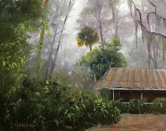 Puede incluir: Una cabaña rústica con techo de metal se encuentra enclavada en un exuberante bosque verde. Los árboles son altos y espesos, y el aire está lleno de una niebla brumosa. La cabaña tiene un porche con una barandilla y una puerta de madera. La escena es pacífica y serena.
