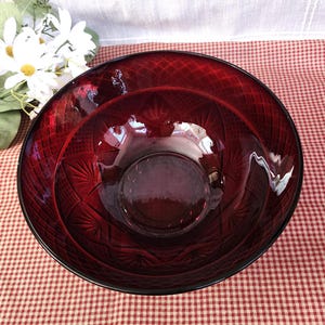 Bol vintage en verre gravé rouge rubis Luminarc, Cristal d'Arques Durand, 25 cm (10 po.)