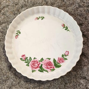 Christineholm White Scalloped 10&quot; Quiche Dish with 8 Roses Made in China