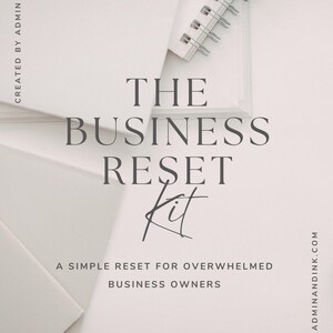 Może przedstawiać: Biały notatnik ze spiralą i stos papierów z tekstem THE BUSINESS RESET KIT, A SIMPLE RESET FOR OVERWHELMED BUSINESS OWNERS, CREATED BY ADMIN & INK oraz adresem strony internetowej WWW.ADMINANDINK.COM wydrukowanym ciemnoszarym tuszem.