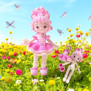 Puede incluir: Dos muñecas de crochet con vestidos rosas y pelo rosa. Las muñecas están de pie en un campo de flores amarillas y rosas.