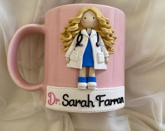Taza de café personalizada para dentista: Regalo para doctor hecho a mano en arcilla polimérica.
