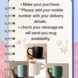 Puede incluir: Una p&aacute;gina de cuaderno de espiral con el texto: Make your purchase. Please add your mobile number with your delivery details. check your message,we will send you mug availability. Cuatro tazas: negra, azul claro, blanca y verde.