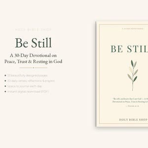 Pode incluir: Um livro devocional de 30 dias intitulado Be Still, A 30-Day Devotional on Peace, Trust & Resting in God. A capa apresenta um fundo creme, texto verde escuro e uma ilustração botânica simples. Inclui 33 páginas, versículos diários, reflexões, orações e espaço para escrever.