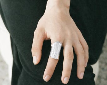 Anillo de plata maciza: forma orgánica fundida, anillo brutalista, ajustable y abierto.