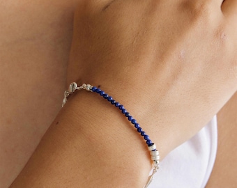 Pulsera de lapislázuli con cuentas: Cadena asimétrica de plata de ley mate con cuentas de piedras preciosas azules naturales.