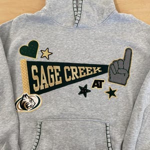 Personalisiertes Patchwork-Wimpel-Sweatshirt, perfekt für Spieltage, Fanartikel, Abschlussgeschenke, für Gymnasien, Hochschulen und Studentenverbindungen.