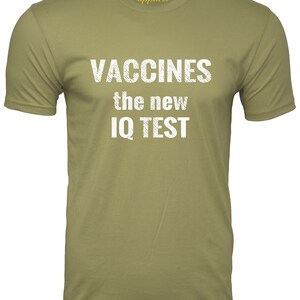 Puede incluir: Una camiseta verde caqui con el texto "Vaccines the new IQ TEST" impreso en blanco.