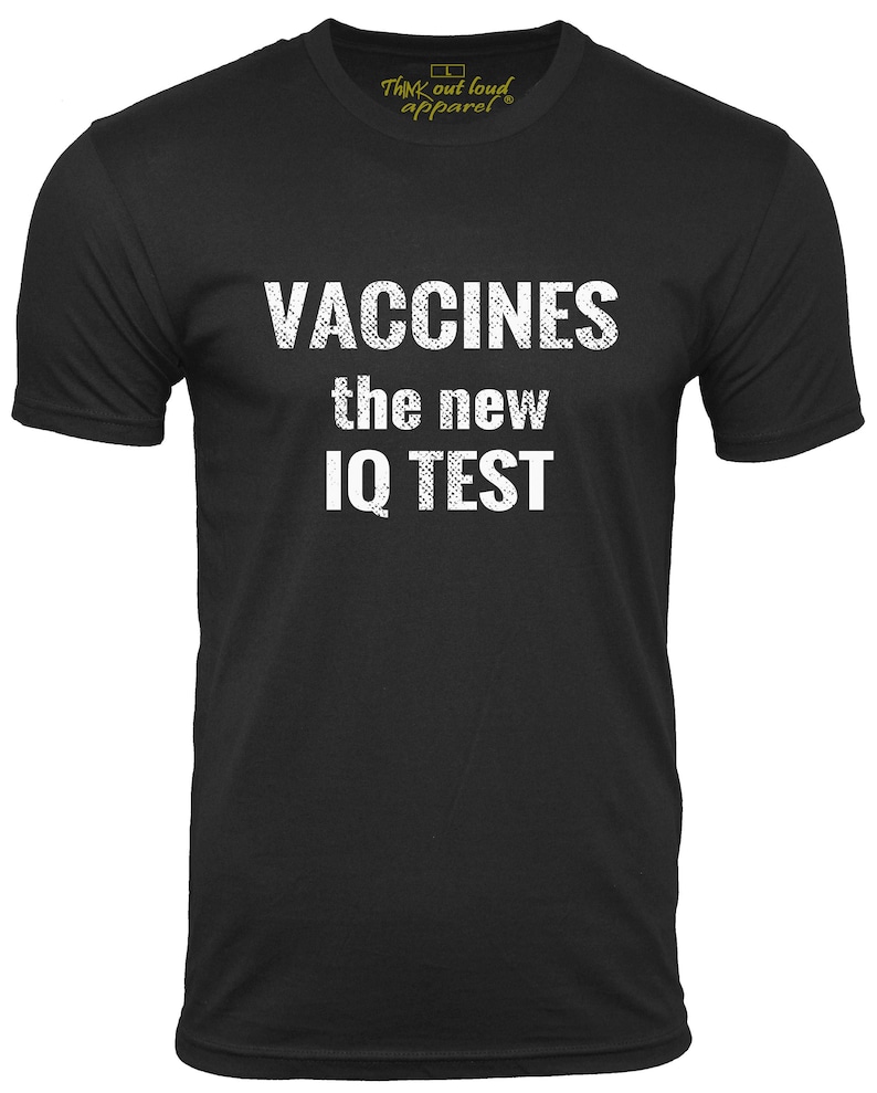 Puede incluir: Camiseta negra con texto blanco que dice "Vaccines the new IQ TEST" y un peque&ntilde;o logotipo que dice "Think out loud apparel" en la parte superior central.