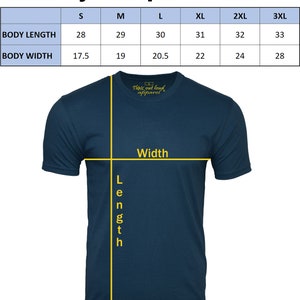 Puede incluir: Tabla de tallas para una camiseta con medidas en pulgadas para la longitud y el ancho del cuerpo. La tabla muestra las tallas de la S a la 3XL. El texto "Think out loud apparel" est&aacute; en la esquina superior derecha de la tabla.