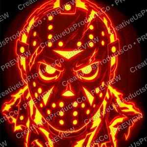 Pu&ograve; includere: Una zucca intagliata luminosa arancione e gialla che raffigura una maschera da hockey con fori circolari per gli occhi e la respirazione, su sfondo scuro. Il design presenta bordi frastagliati a forma di fiamma attorno alla maschera.