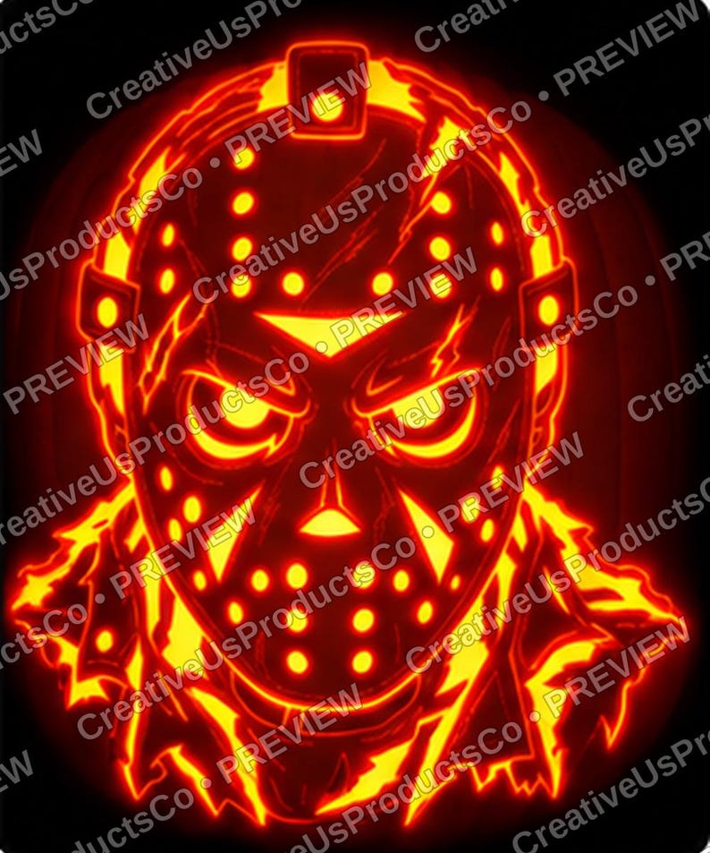 Pu&ograve; includere: Una zucca intagliata luminosa arancione e gialla che raffigura una maschera da hockey con fori circolari per gli occhi e la respirazione, su sfondo scuro. Il design presenta bordi frastagliati a forma di fiamma attorno alla maschera.