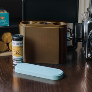 Recipiente para película de viaje con soporte para diapositivas oscuro que admite 3 rollos de película de 120 mm - Color personalizado