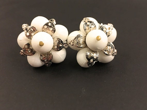 50s White Clip on Earrings for Women, Vintage Jewelry  display picture 1