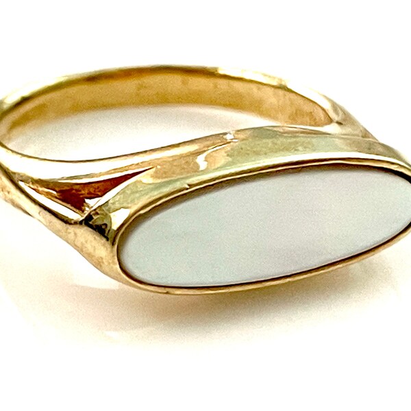 Size 6 Vintage Mother of Pearl Ring For Women, Gold Ring with MOP Off White Oval Cabochon, Simple Minimalist Avon Ring