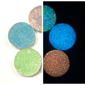 600pcs 3mm Luminous Glass Seed Beads Glow In The Dark Loose Spacer Beads  for Jewelry Marking Necklace Bracelet Accessories Frosted Transparent Glass  Rice Beads … in 2023