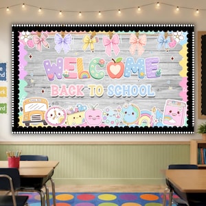 Può includere: Uno striscione rettangolare con sfondo a listelli di legno grigio e bordo smerlato nero. Il testo recita WELCOME BACK TO SCHOOL in lettere colorate e giocose. Le illustrazioni includono fiocchi, uno scuolabus, un orologio, una mela e un mappamondo.