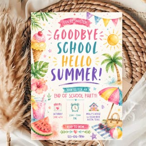 Può includere: Un invito colorato con il testo "Goodbye School Hello Summer!" presenta illustrazioni a tema estivo come un cono gelato, una palma e un pallone da spiaggia. L'invito include i dettagli della festa e le informazioni RSVP.