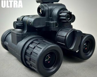 Pode incluir: Um dispositivo binocular de visão noturna preto DI-31 HDMI/0.7" ULTRA com lentes objetivas duplas, anéis de foco ajustáveis e uma interface de trilho superior. A unidade exibe o texto A.R.K SMITH e Designed and Assembled in USA.