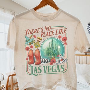 Camiseta Comfort Colors "No hay lugar como Las Vegas" de corte holgado, camiseta para despedida de soltera con temática de brujas para viajes a Las Vegas, camiseta para vacaciones en Las Vegas, camiseta de regalo para viajes de chicas.