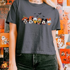 Camiseta Comfort Colors Boxy de Halloween de Disney, camiseta de Mickey y sus amigos para la temporada de Halloween, camiseta de personajes de Disney con gorro de calabaza, camiseta de Halloween de Disney.