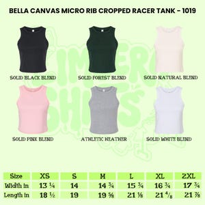 Puede incluir: Camisetas de tirantes cortas con espalda nadadora Bella Canvas 1019 en seis colores: negro, bosque, natural, rosa, gris jaspeado y blanco. Incluye una tabla de tallas con anchos y largos en pulgadas para tallas de XS a 2XL sobre fondo verde.