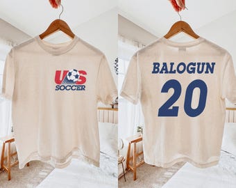 Camiseta Comfort Colors personalizada con nombre retro de la selección de fútbol de EE. UU., camiseta vintage de la selección de fútbol de EE. UU. 2026, camiseta de regalo para aficionados de la selección nacional de EE. UU., camiseta con bolsillo y estampado de fútbol.