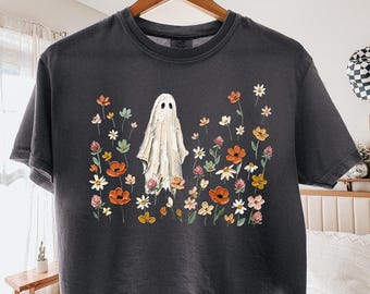 Ghost in Wildflowers Boxy Tee, Painterly Floral Ghost Shirt Comfort Colors, Botanical Ghost Charcoal Dark Fall Tee, Spooky Ghost Gift