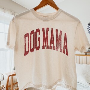 Camiseta Comfort Colors Dog Mama Boxy, Camiseta universitaria desgastada Dog Mama, Camiseta de regalo para mamás perrunas, Regalo para amantes de los perros