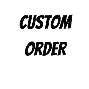 Puede incluir: Texto negro "CUSTOM ORDER" sobre fondo blanco. Las palabras están en negrita y ligeramente inclinadas. "CUSTOM" está encima de "ORDER".