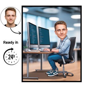 Può includere: Caricatura digitale di un uomo a una scrivania con due monitor di computer che mostrano codice. Indossa una camicia azzurra e jeans. L'immagine include un ritratto dell'uomo e il testo "Ready in 24h".