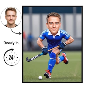 Puede incluir: Una caricatura digital de un hombre jugando al hockey sobre hierba, vistiendo un uniforme azul con rayas blancas. La imagen incluye un palo de hockey, una pelota y el texto "Ready in 24h". El hombre corre sobre un campo verde.